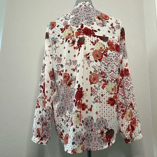 Abercrombie & Fitch Women's White Floral Pleated Front Button Up Blouse Size M - Image 5