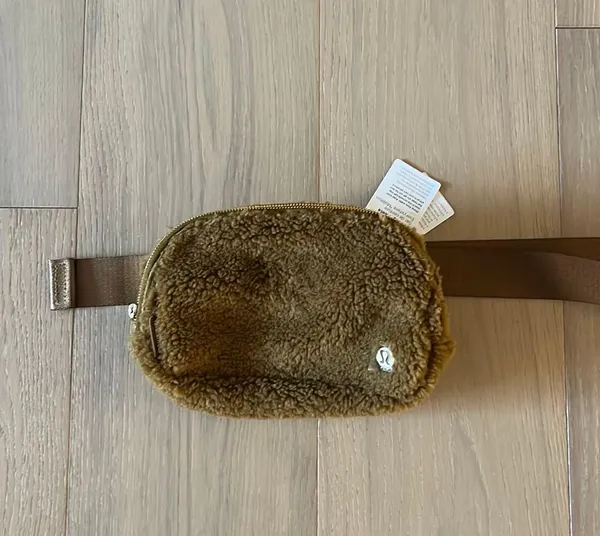 Lululemon Everywhere Belt Bag Fleece - Image 2