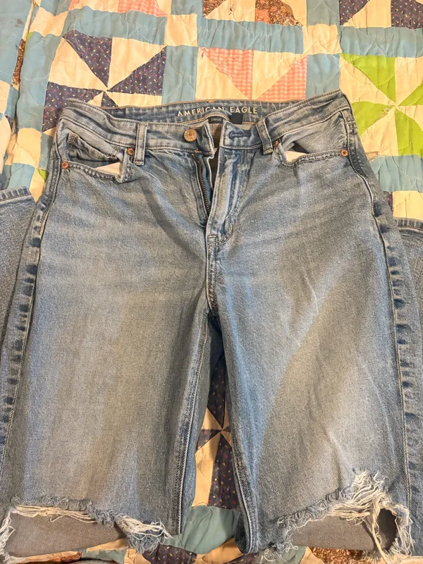 American Eagle Strigid Mom Jeans Ripped - Image 2