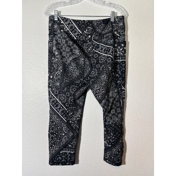 Bebe Sport Women's Size XL Paisley Cropped Leggings Black White Athleisure - Image 2