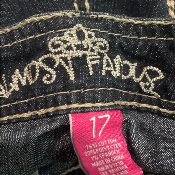 Y2K Dark Wash Embroidered Stitch Capri Jeans - Image 3