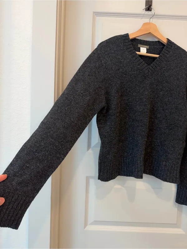 100% Lambswool Grey Black V Neck Sweater - Image 2