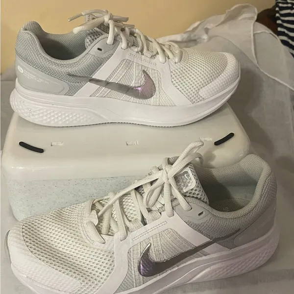 Nike Women's White and Gray Sneakers - Image 3