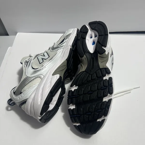 New Balance women’s sneakers in white and navy. Clean and stylish design with a comfortable cushioned insole and lace-up closure. Made in Vietnam. Size 9 US (40.5 EU / 25.5 CM). Great for everyday wear, walking, or casual outfits. Excellent condition - Image 7