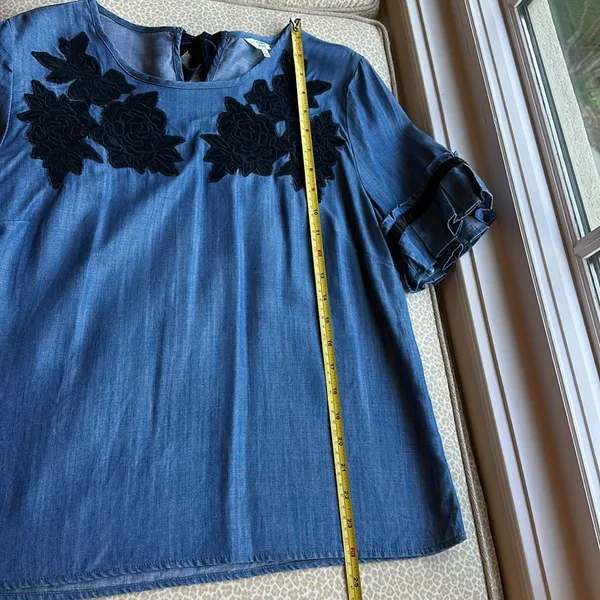 Crown & Ivy denim top with velvet floral appliqué accents & tie size M - Image 9