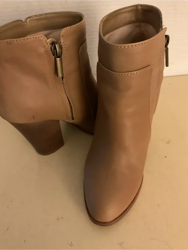 Pour La Victoire women beige Leather Chelsea heel Rocker boots US 6 - Image 3
