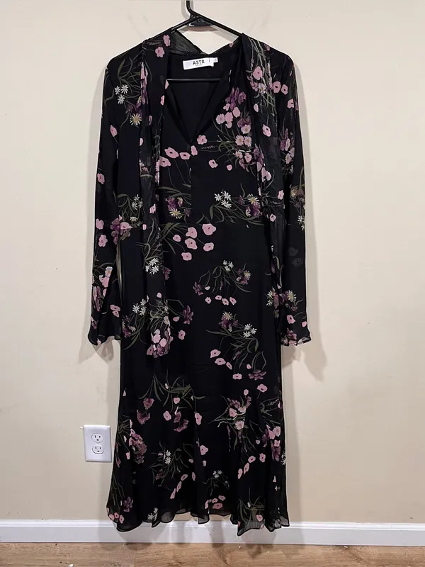NWT ASTR The Label Tie-Neck Ruffled Floral Midi Dress M modest - Image 3