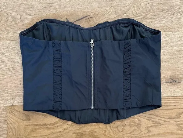 White Fox Boutique - Strapless Cropped Bustier Top in Black - Image 3