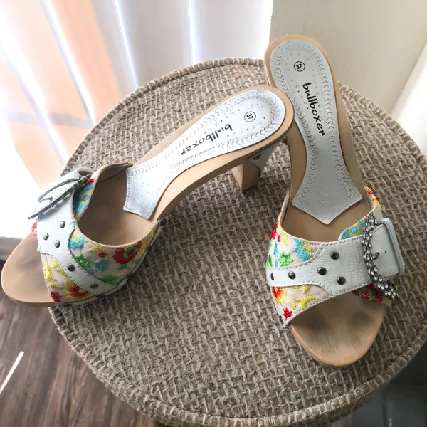 2000s vintage white and multi-coloured wooden kitten heeled sandals platforms with a floral pattern rhinestones buckle detail (Size EUR 37/ US 6.5) - Image 4
