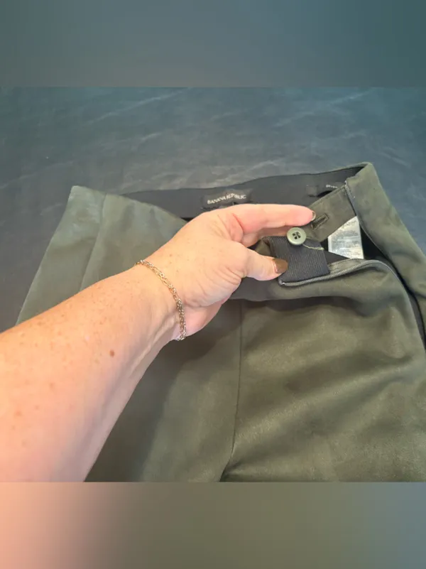 Banana Republic Devon Faux Suede Pants/Leggings in an olive green shade size 4 - Image 3