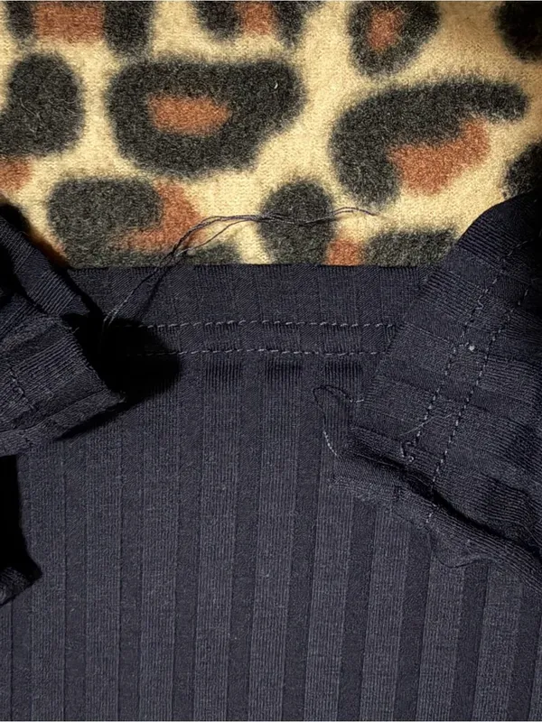2000s style square neck dark navy blue ribbed very cropped long sleeve crop top - Image 6
