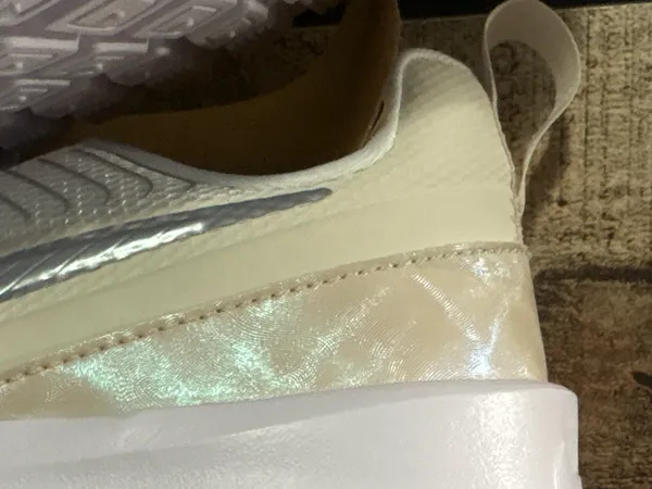 Nike cream and white sneaker - Image 3