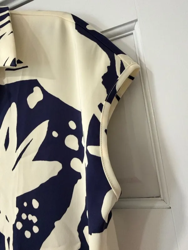 Rachel Zoe Navy Blue And White Front Button Abstract Shirt Size Small - Image 5