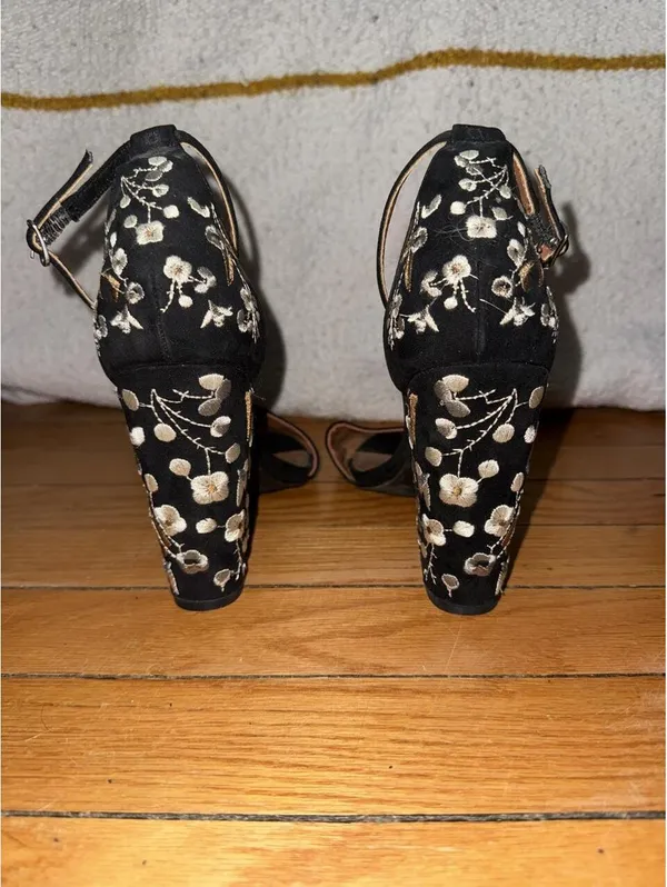 Mari A black floral heels feature a high block heel - Image 3