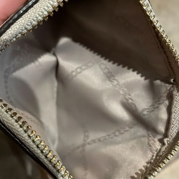 Michael Kors Beige leather Wallet Zippered Pockets Card Slots - Image 4