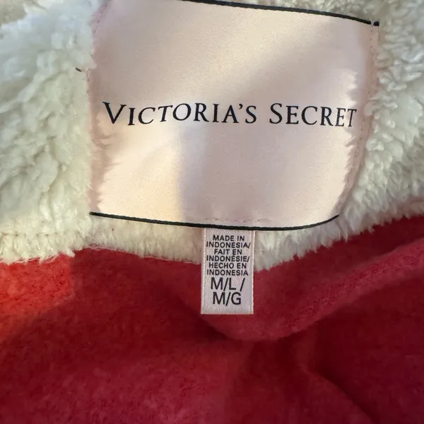 NWOT Victoria's Secret The Cozy Hooded Sherpa Monogrammed Plush Robe Shower M/L - Image 6