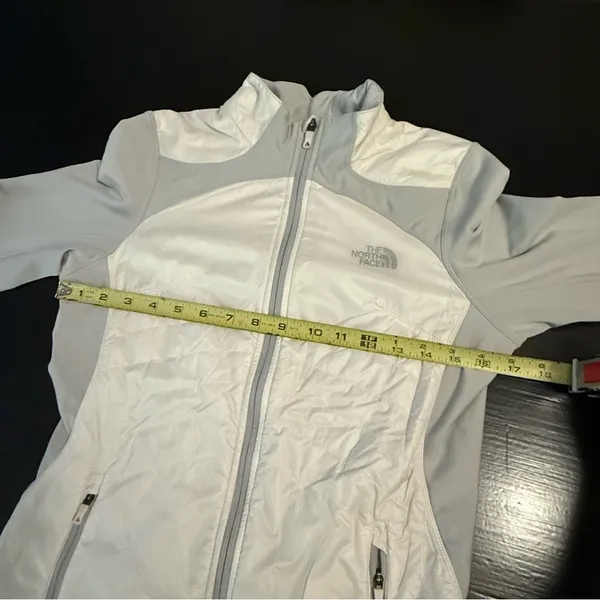 The North‎ Face Women's White and Gray Ski Jacket - Image 6