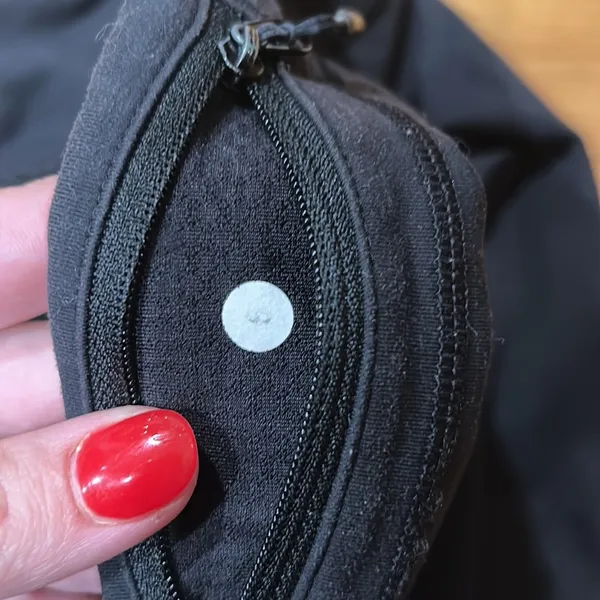 Lululemon size 6 black leggings-pilling noted on butt and groin area price as is - Image 5
