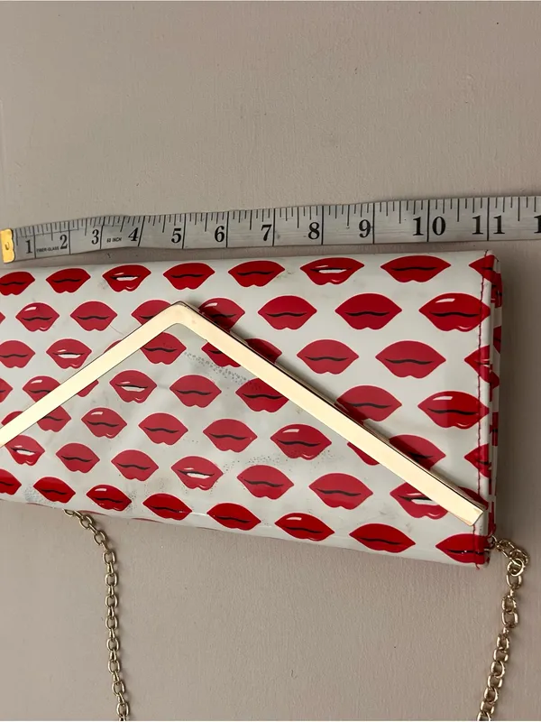 ALDO White Lip-Print Clutch with Gold Chain Strap - Image 4
