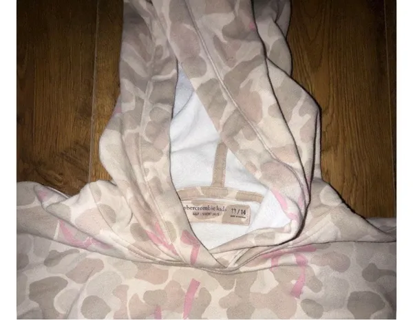 abercrombie kids A&F Essentials Pink Camo Hoodie Size 13/14 Abercrombie Kids A&F Essentials hoodie in a pink and tan camo print. Size 13/14. Pullover style with kangaroo pocket, long sleeves, ribbed cuffs and hem. Gently used with minor wear, no holes, stains, or damage. - Image 4