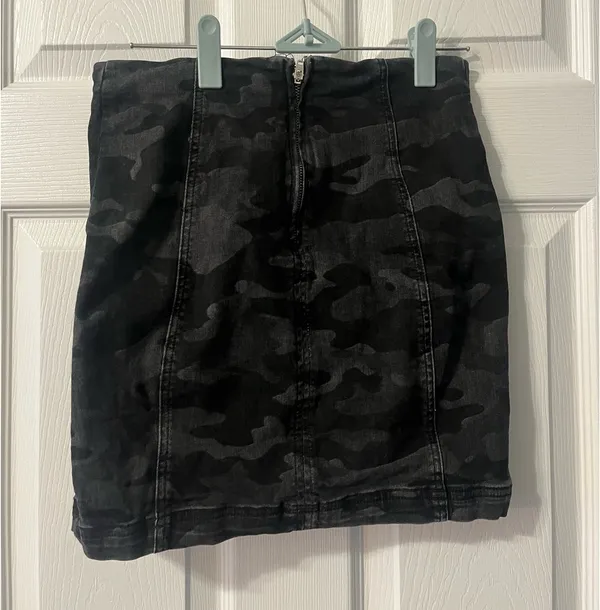 Camo Skirt Black Size 4 - Image 2