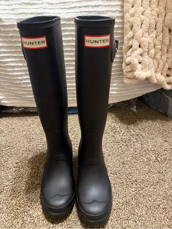 Hunter Women's Tall Black Original Rain Boots size 5 - Image 2