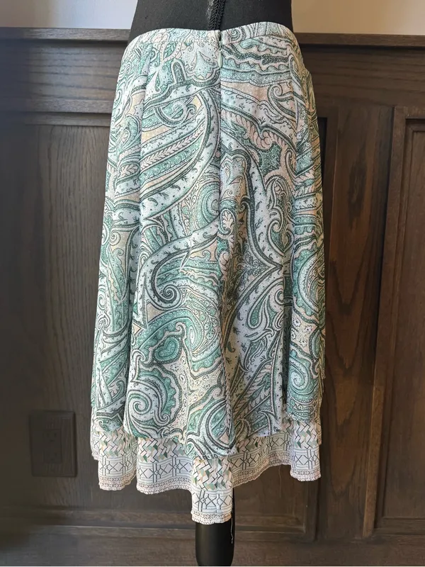White House Black Market Green Paisley Lightweight Flowy skirt 8 nwt - Image 2