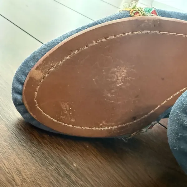 Anthropology Latigo Blue Embroidered Suede Size 7.5 Flats - Image 5