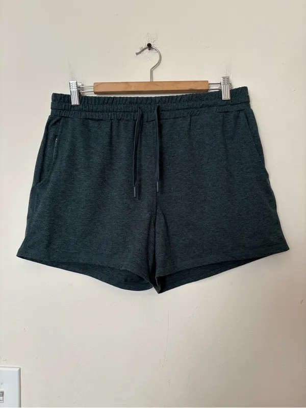 QUINCE Flowknit Mid-Rise Active Shorts Heather Green Sz Medium - Image 4