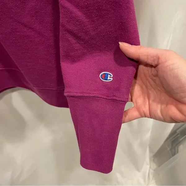 Magenta champion logo soft lightweight sweatshirt large - Image 4