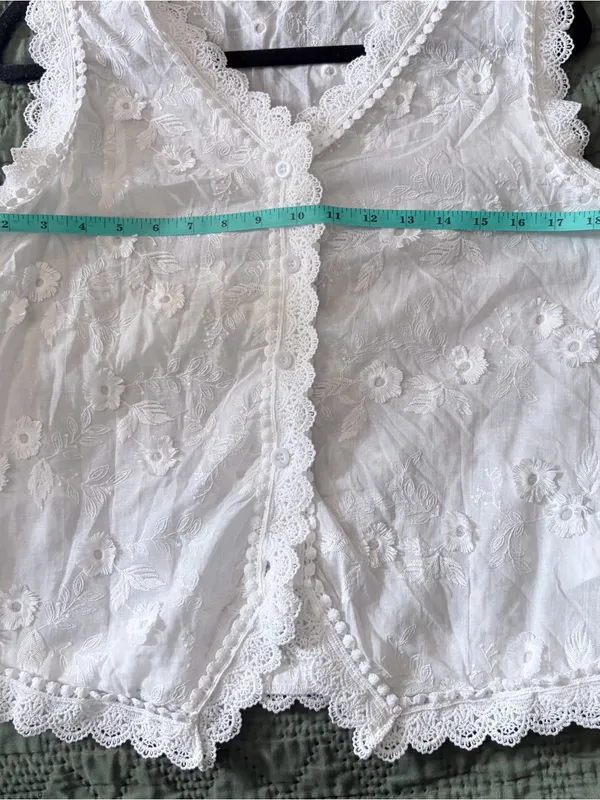 Boutique White Lace Embroidered Button Front Sleeveless Top Large - Image 6