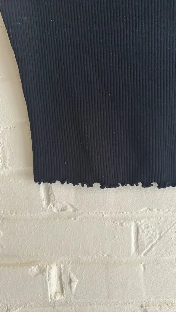 Black Ribbed Lettuce Hem Crop Tee - Image 5