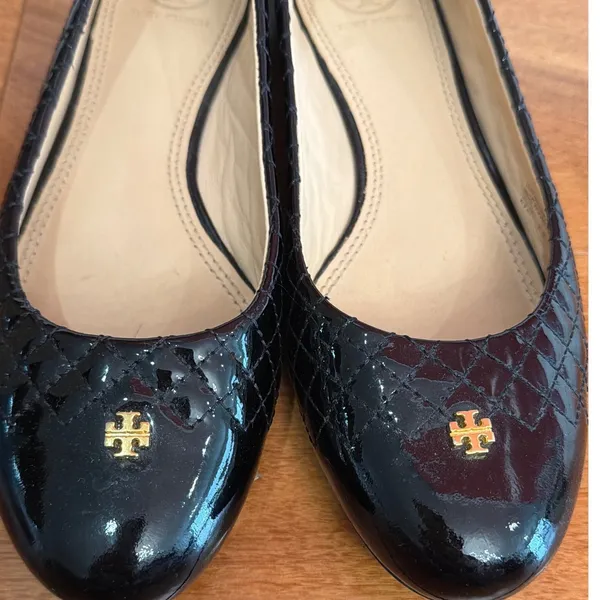 Tory Burch Ballet Flats Womens Black Quilted‎ Patent Leather Gold Logo 7.5M - Image 2
