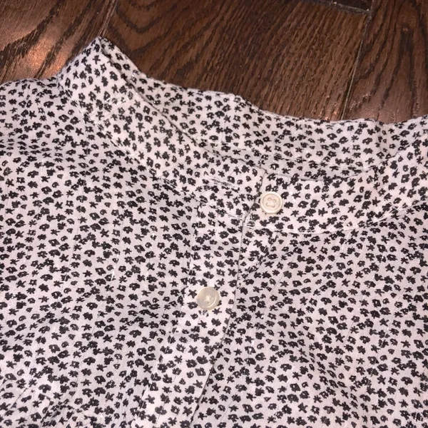 Loft black and white long sleeve floral top size small - Image 3