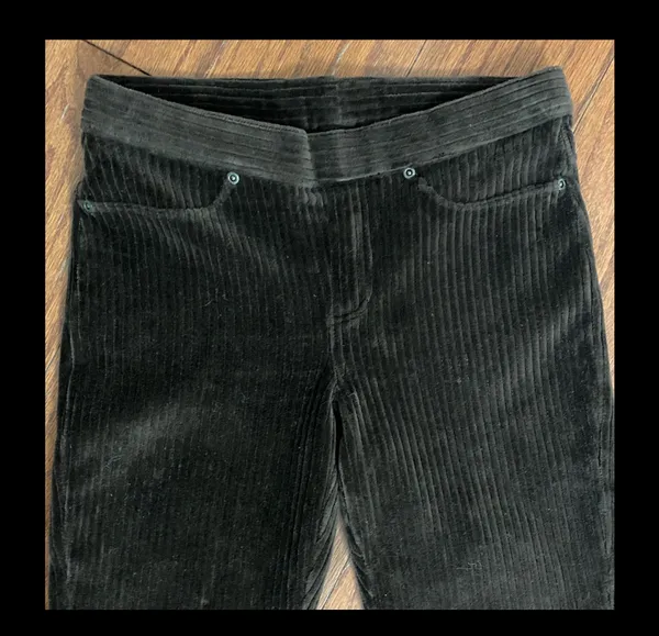 HUE Brown velvet corduroy thick ribbed leggings - Size Small Tall. Gently warn & excellent condition. Velvet corduroy Ribbed black leggings. Real back pockets. Measurements approximately 13” waste not fully stretched out x 9” rise x 42” long x 32” inseam. None smoking home. Priced to sell at as is condition. Don’t like my price make reasonable offer! - Image 3