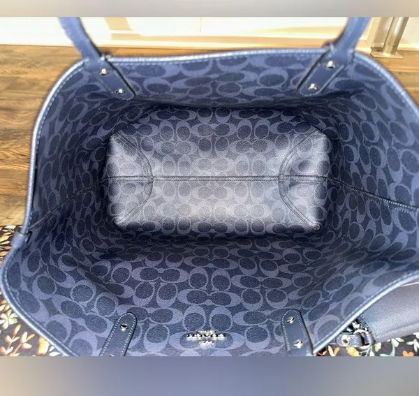 EUC reversible Coach tote with pouch - Image 2