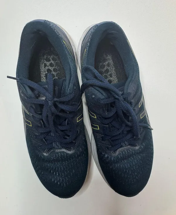 ASICS Gel-Kayano 28 Size 8 - Image 3