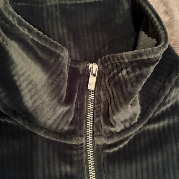 Fabletics Velour Corduroy Quarter Zip Size M‎ Forest Green Cropped Pullover - Image 5
