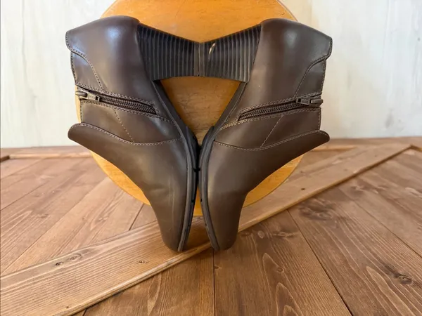 Croft & Barrow Women’s Size 8 Brown Heeled Ankle Booties - Image 6