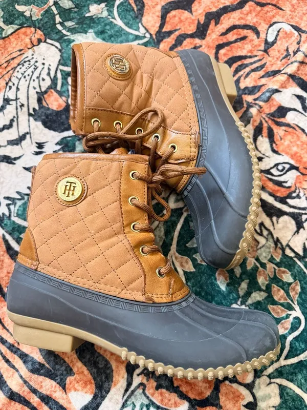 Tommy Hilfiger Women's Waterproof Tan Quilted Rubber Duck Rain Boots Size 8M - Image 8