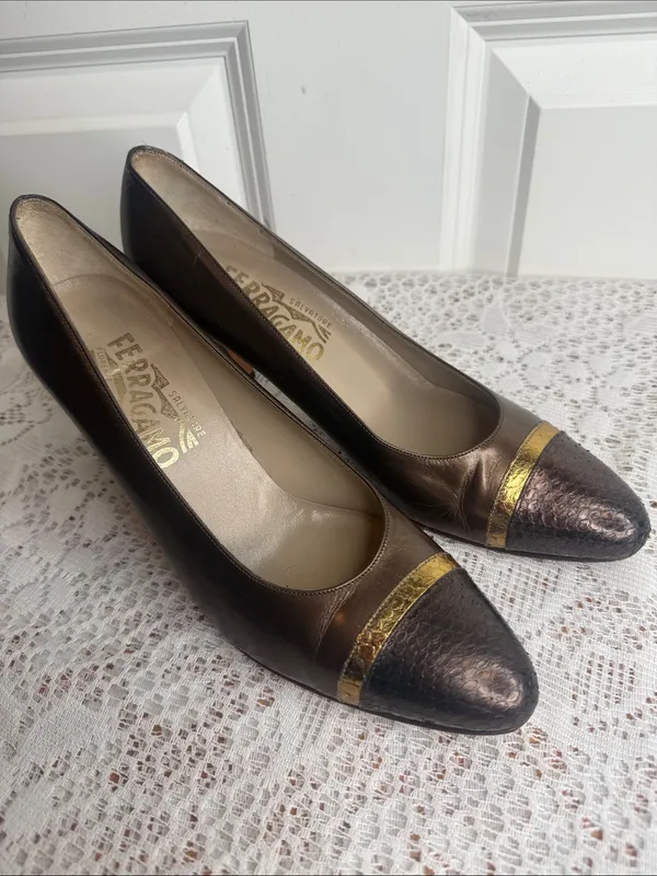 Salvatore Ferragamo bronze metallic cap toe leather gold trim heels sz 7.5 - Image 2