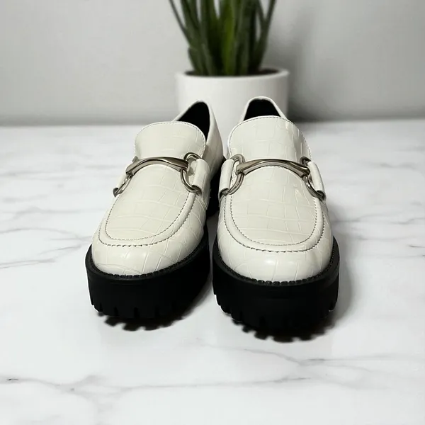 Steve Madden Lug‎ Sole Loafers Size 7.5 White Croc Embossed Hardware Accents - Image 2