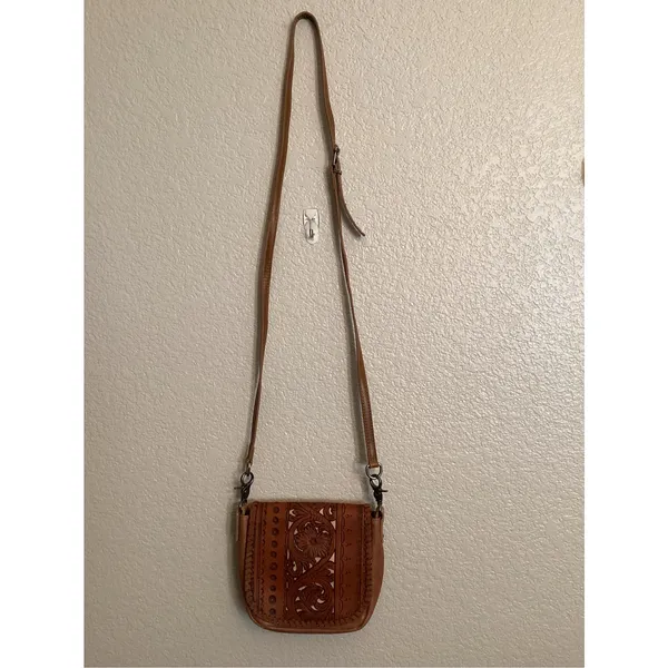 Montana West USA Trinity Ranch Western-Style Floral Tooled Crossbody Saddle Bag - Image 2