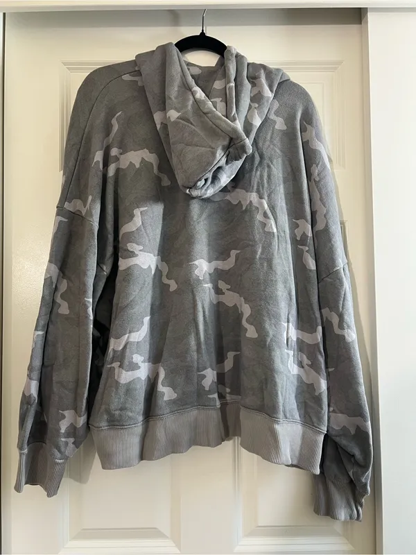 American Eagle Gray Camo Hooded Pullover Sweater - Image 5