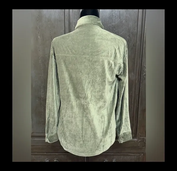 No Boundaries Hunter Green button down velvet blouse - Size Small. ***Refer to measurements for size. gently Warn & excellent condition. Super cute as a jacket or blouse. Measurements approximately 19” from armpit to armpit x 24” long. Non-smoking home. priced to sell at as is condition. Don’t like my price, make reasonable offer! And thank you for checking my closet. - Image 3