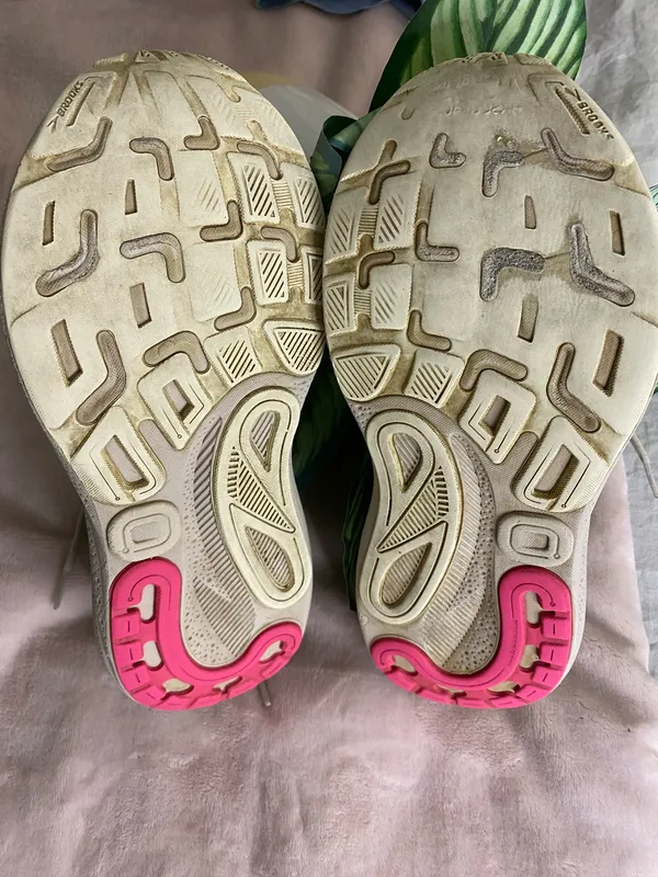 NEW Brooks Adrenaline GTS 24 Women's Running Shoes - Beige - Size 8 - Image 6