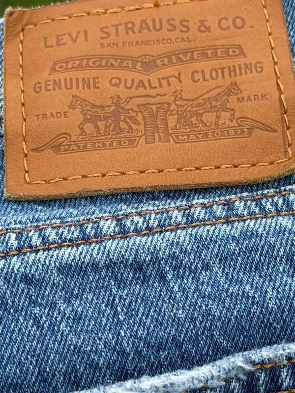 Levi’s Jeans Wedgie Straight Light Wash Distressed Size 26 - Image 10