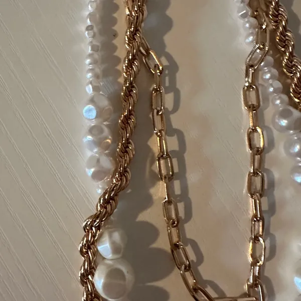 Elegant Gold and Pearl Necklace - Image 2