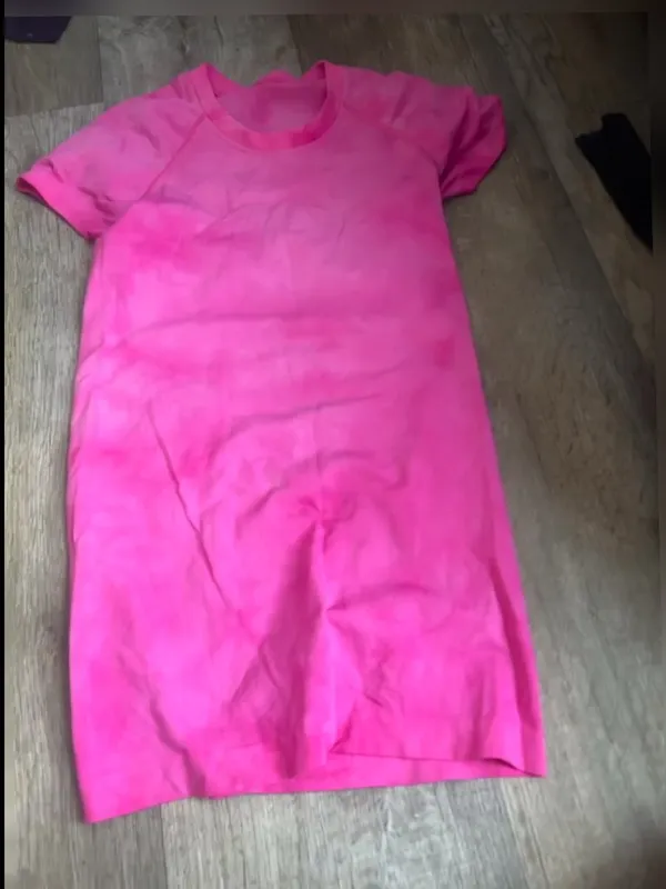 Lululemon Swiftly Tech Short Sleeve Shirt in a pink marbled dye pattern size 2 - Image 3