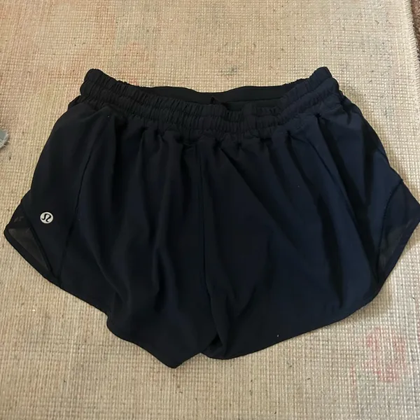 Lululemon Hotty Hot 2.5 inch Shorts Size 8 navy - Image 2